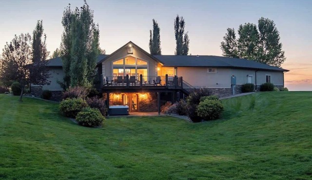 Family Fun: Theater, Hot Tub, Pickleball, Games