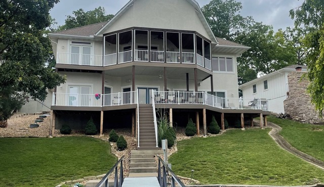 Family fun vacation home! Sleeps 16! High dive, slide & bar on dock! Beautiful!