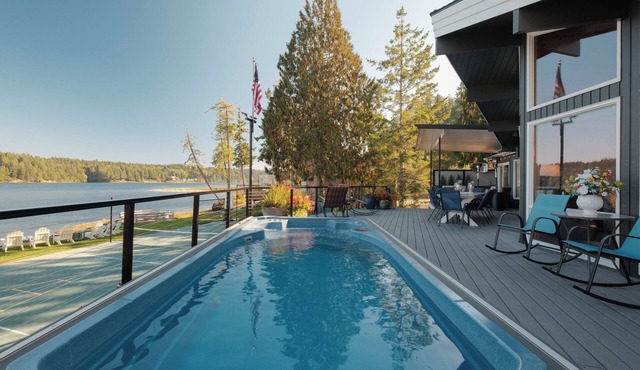 Family Fun-Waterfront-Pickleball-Sauna-Pool-kayaks