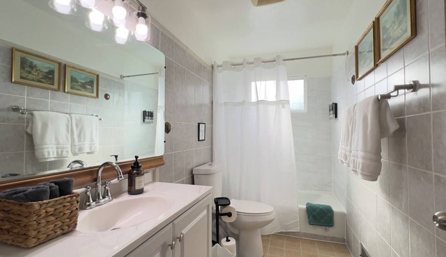 Family Fun with Game Room & King Bed near Monterey Aquarium, Laguna Seca