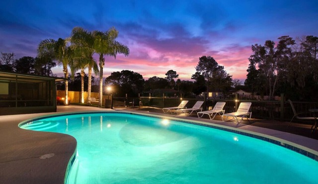 ~Family Funhouse Sleeps 12 Heated Pool & Spa~