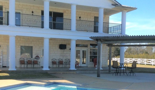Family Gathering/Game Day/Wedding Venue in College Station with pool in country