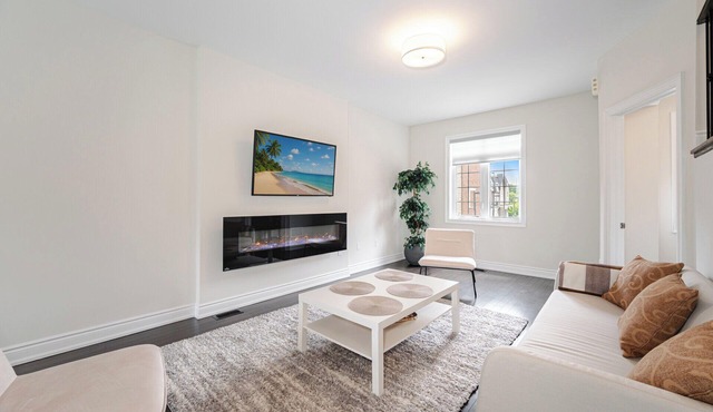 Family Gem Modern Townhome - Under 14 mins to Airport, Shops, Mall, Wonderland