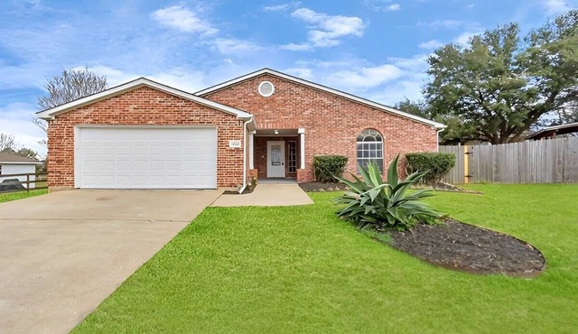 Family Get Away-Lake Conroe Pool & Big Yard With King Bed