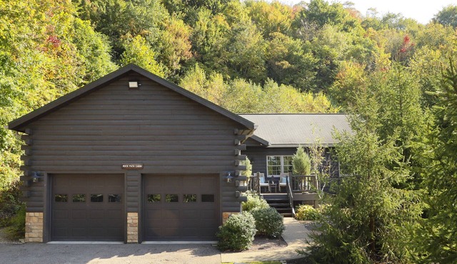 Family get away nestled on the edge of 400 acres! Pet- Friendly!