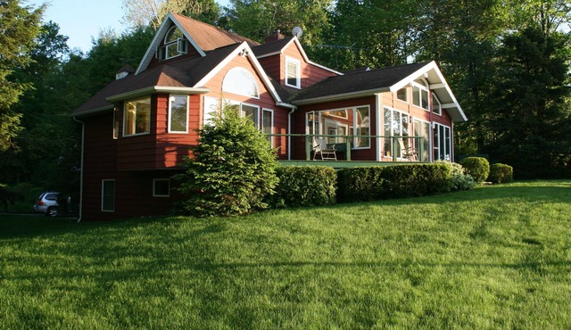 Family get away to this charming cottage on 600 ft of Lake