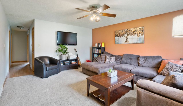 Family Getaway 2BR/2BA with Sauna - Air Hockey - Bar