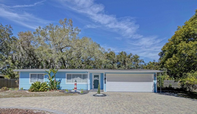 Family getaway 5 miles to Siesta Beach. Heated private Pool, bicycles.Sleep 10.