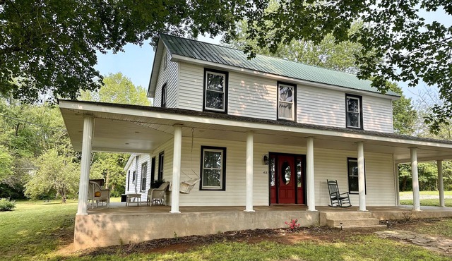 Family getaway beautiful wraparound porch sleeps 13+ near hiking and state parks