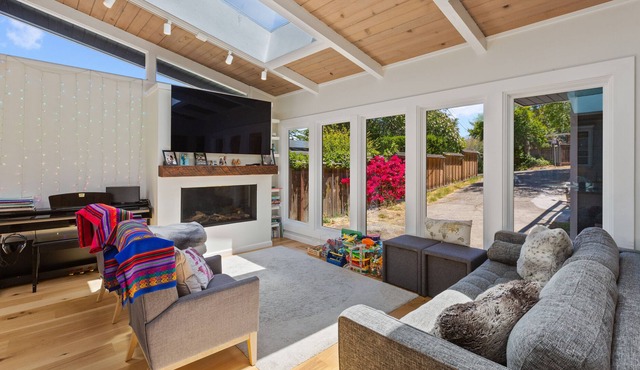 Family Getaway! Charming & Bright Mill Valley Home
