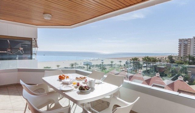 Family Getaway To The Beach! Luxurious Seanfront Retreat. - Only families