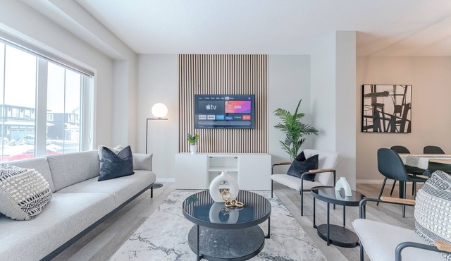 Family Getaway Home - 2 Private Suites | Sleeps 10 | Excellent for groups