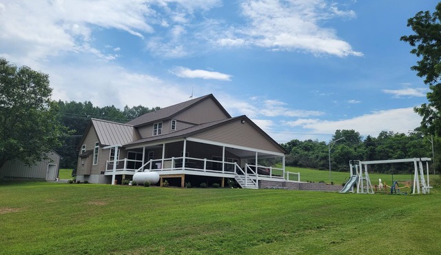 Family Getaway in Breezewood with AC and Wi-Fi