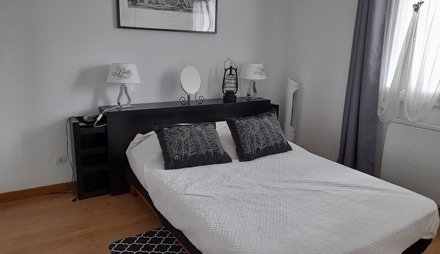 Family Getaway in Quiet Neighborhood, Near Beaches & Attractions, with Garden & Terrace