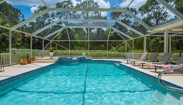 Family Getaway in Jupiter Farms: Fun Pool & Lake!