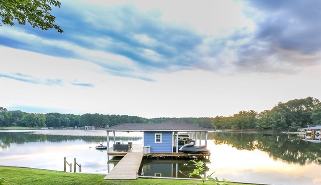 Family Getaway on Large Quiet Cove w/Great views!