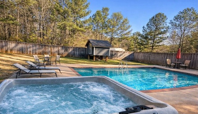 ✩Family Getaway ✩POOL ✩ Hot tub ✩ Pet Friendly ✩Sleeps 10