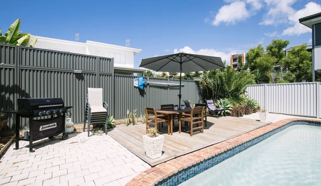 Family Getaway + Pool, NBN, Beach and Shops