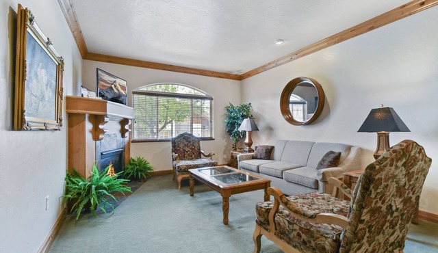 Family Getaway~Pool, Tubing, Skiing, & Ice Castles Villa 1065-2