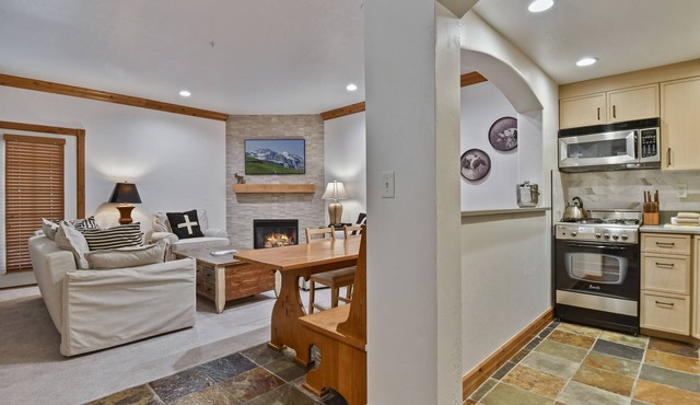 Family Getaway~pool, Tubing, Skiing, & Ice Castles Villa 1002 1 Bedroom Villa by RedAwning