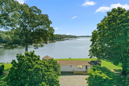 Family Getaway Waterfront 8 Serene Acres New Build plus Gazebo