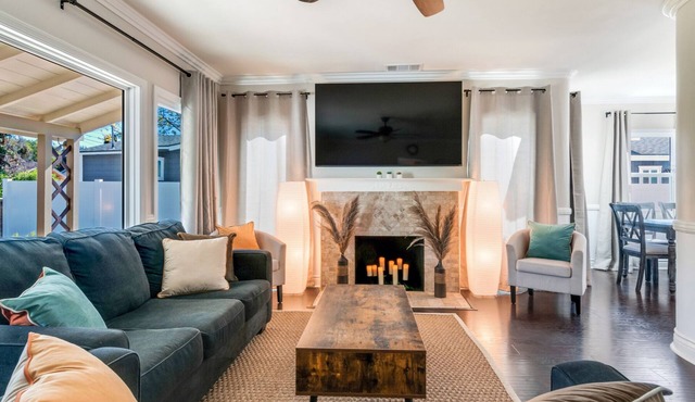 *Family Getaways* Charming Pool Home by Downtown