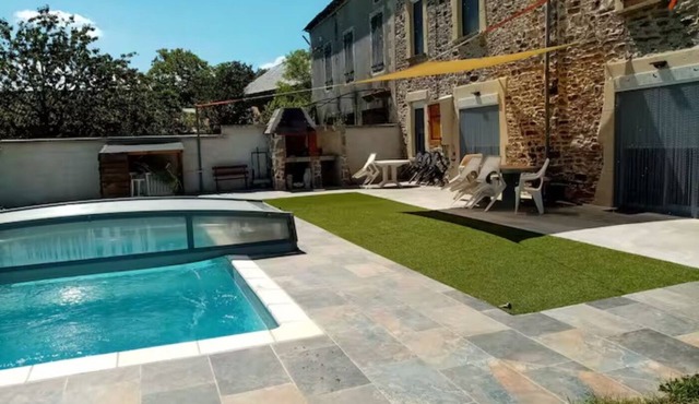 Family gîte for up to 10 people with covered pool & garden in Aveyron