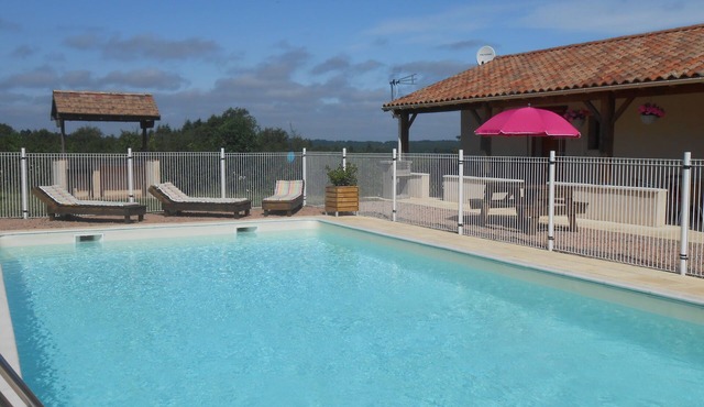 Family gîte Gerbera in the Dordogne, with swimming pool & magnificent view