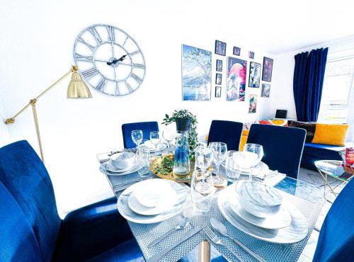 Family, Group & Contractor Stay - Sleeps Upto 9 Guests with Free Parking