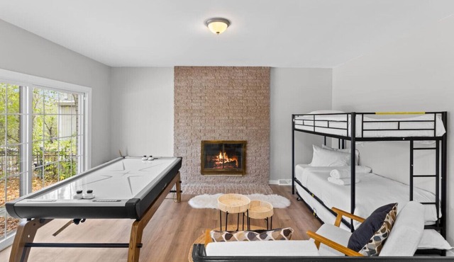 Family & Group Getaway|Sleeps 11|Close to U of M