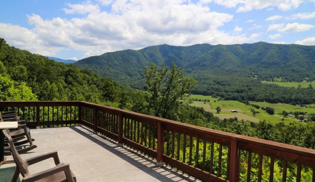 Family/Group Lodge with Spectacular Mtn. Views/Hot Tub/Game Tables/WIFI