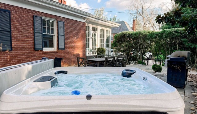 Family & Group Retreat w/Hot Tub + Office Space Central GSO