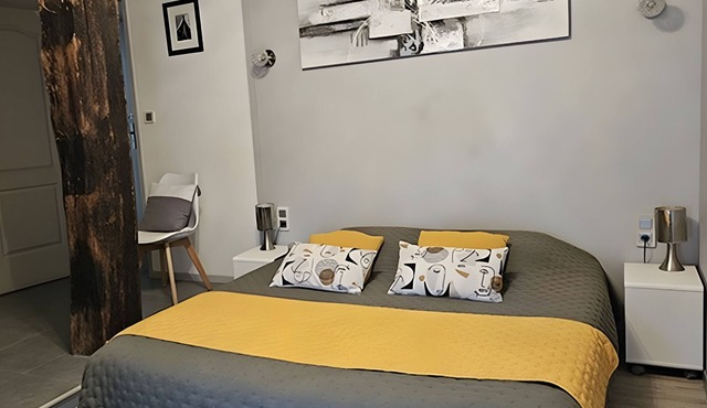 Family Guest Room Near Futuroscope – Breakfast Included, Shared Pool