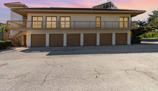 Family Guesthouse with Pool Views minutes from Nokomis Beach