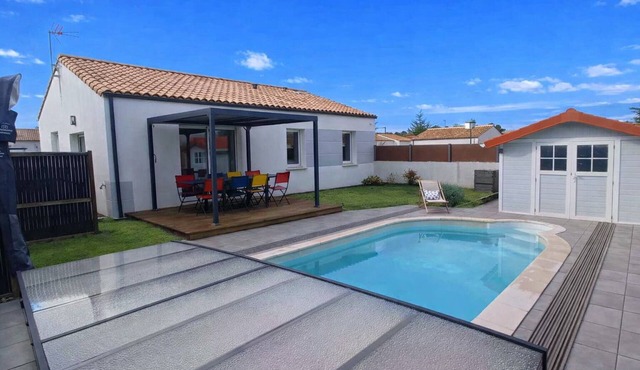 Family home with secure swimming pool, enclosed garden, beach on foot (5 min)