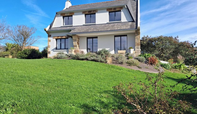 Family haven/200 m2, sea view. Elegant and modern near the beach