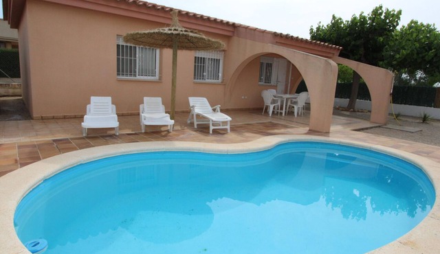 Family Haven: Private Pool, Pet-Friendly, Near Beach, Free WiFi, Optional A/C