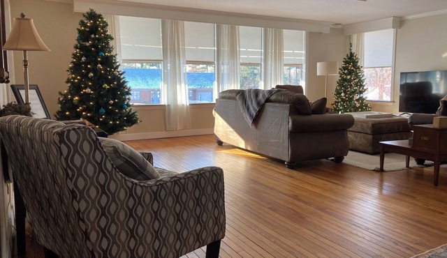 Family haven w/pool close to College of Wooster and downtown