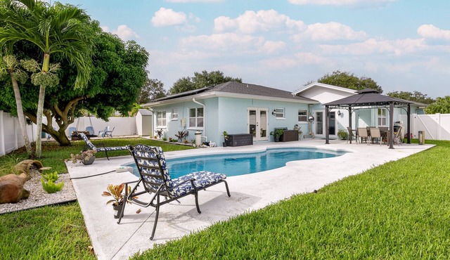 Family Heated Pool ☆ Pet & Kid Friendly ☆ By the Beaches!