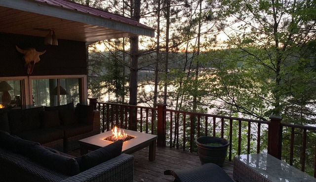 Family Heirloom stylish retreat and lakefront fun close to Ottawa. Pet-friendly!