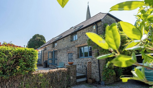 Family hideaway in area of outstanding natural beauty. W/hot tub. Kids favourite