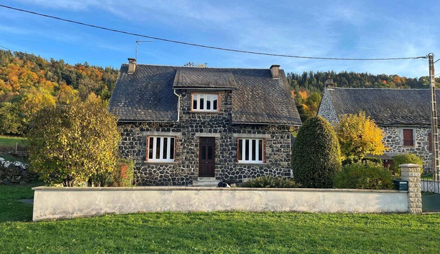 Family home in a quiet hamlet along the Alagnon valley.