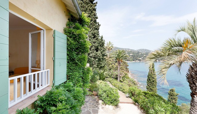 Family house with direct access to the sea