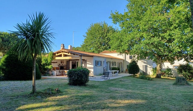 Family house on large wooded grounds 2 km from the beach