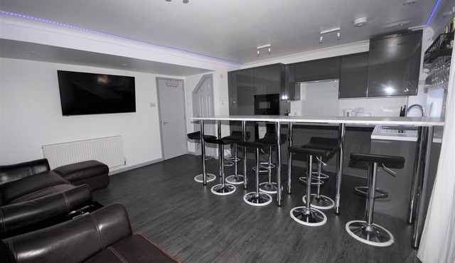 Family Holiday Home With Hot Tub Sleeps 8