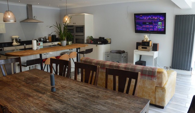 Family Holiday Home With Swimming Pool & Garden in the South Downs National Park