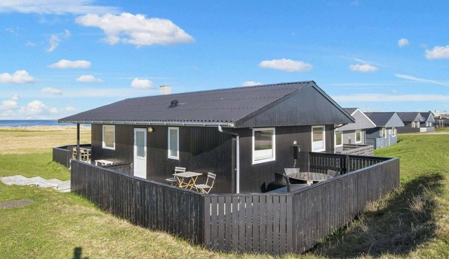 Family Holiday Home by North Sea