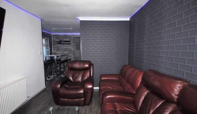 Family Holiday Home With Hot Tub & Sauna Sleeps 8