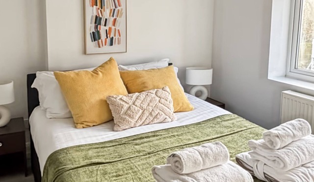 Family Holiday Home With Hot Tub & Sauna Sleeps 8