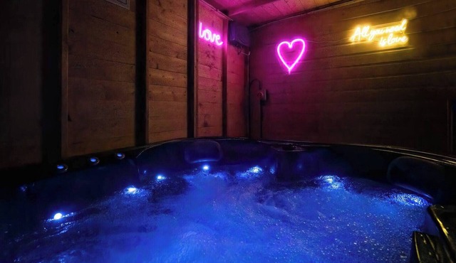 Family Holiday Home With Hot Tub Sleeps 8